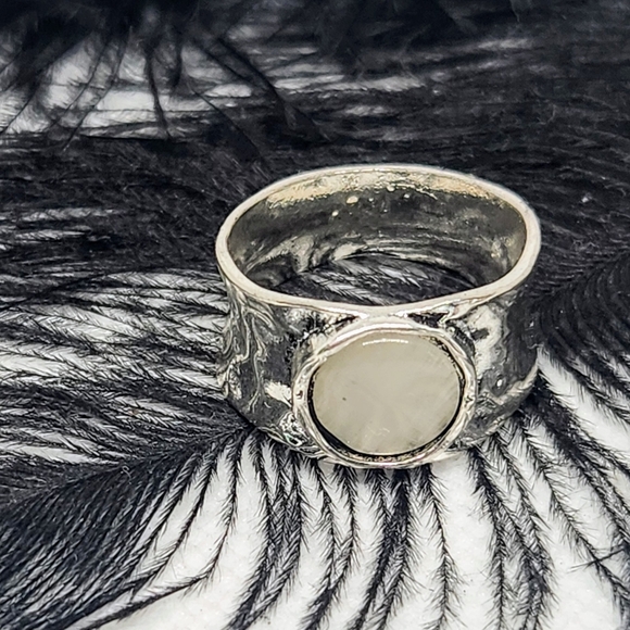 Mother Of Pearl 925 Sterling Silver Shell Ring. - Picture 3 of 8